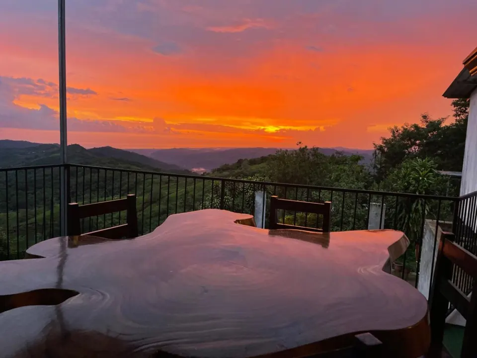 Una mesa con vista
