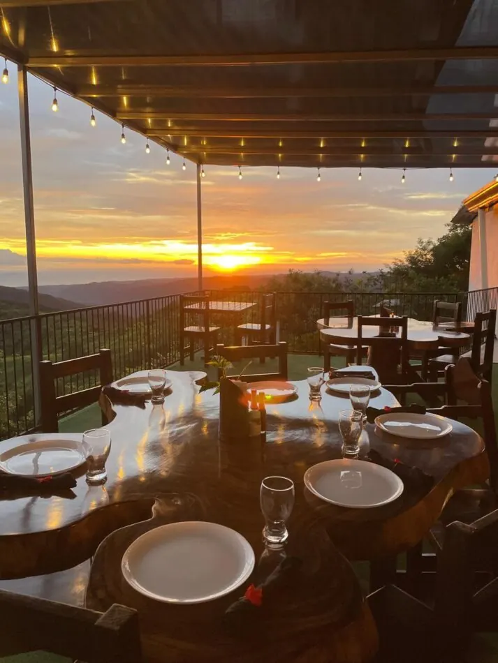Terraza del restaurante en Zaragoza con vistas a las montañas al atardecer